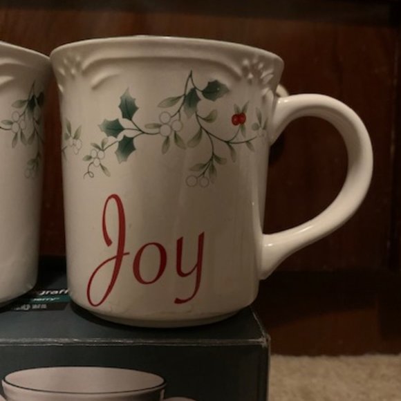 Pair of Pfaltzgraff WINTERBERRY Sentiment Mugs, Cheer and Joy, in Original Box - Picture 5 of 7